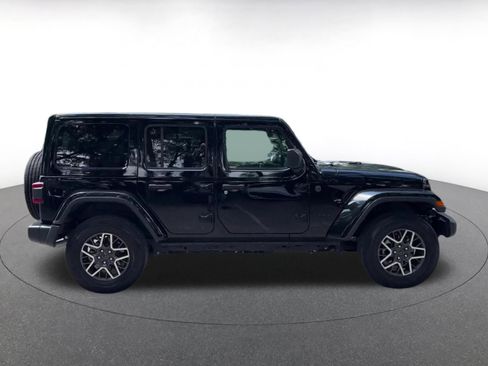 Used 2025 Jeep Wrangler Unlimited Sahara AWD/4WD image 16
