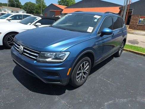 Used 2019 Volkswagen Tiguan SE w/ Panoramic Sunroof Package FWD image 2
