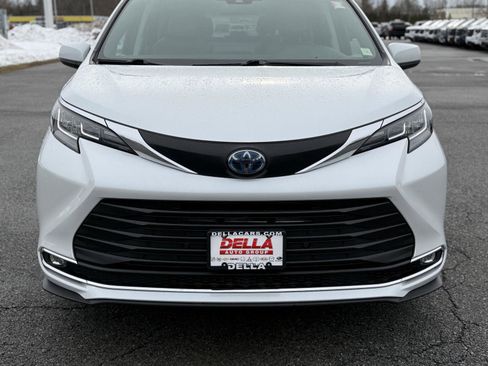 Used 2023 Toyota Sienna XLE image 2