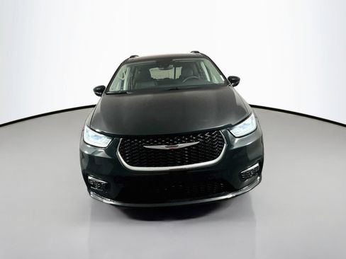 Used 2022 Chrysler Pacifica Touring-L FWD image 2