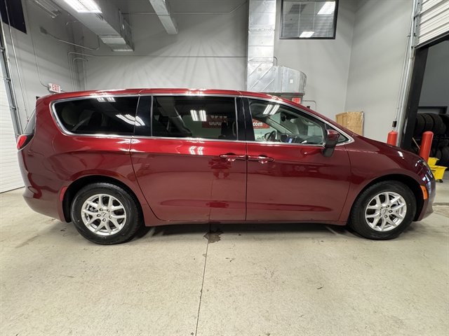 Used 2023 Chrysler Voyager LX FWD image 9