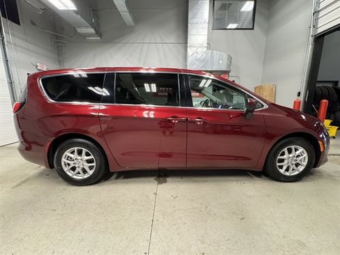 Used 2023 Chrysler Voyager LX FWD image 9