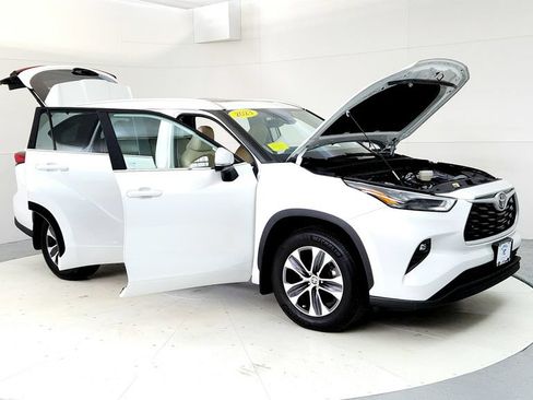 Used 2023 Toyota Highlander XLE AWD/4WD image 12