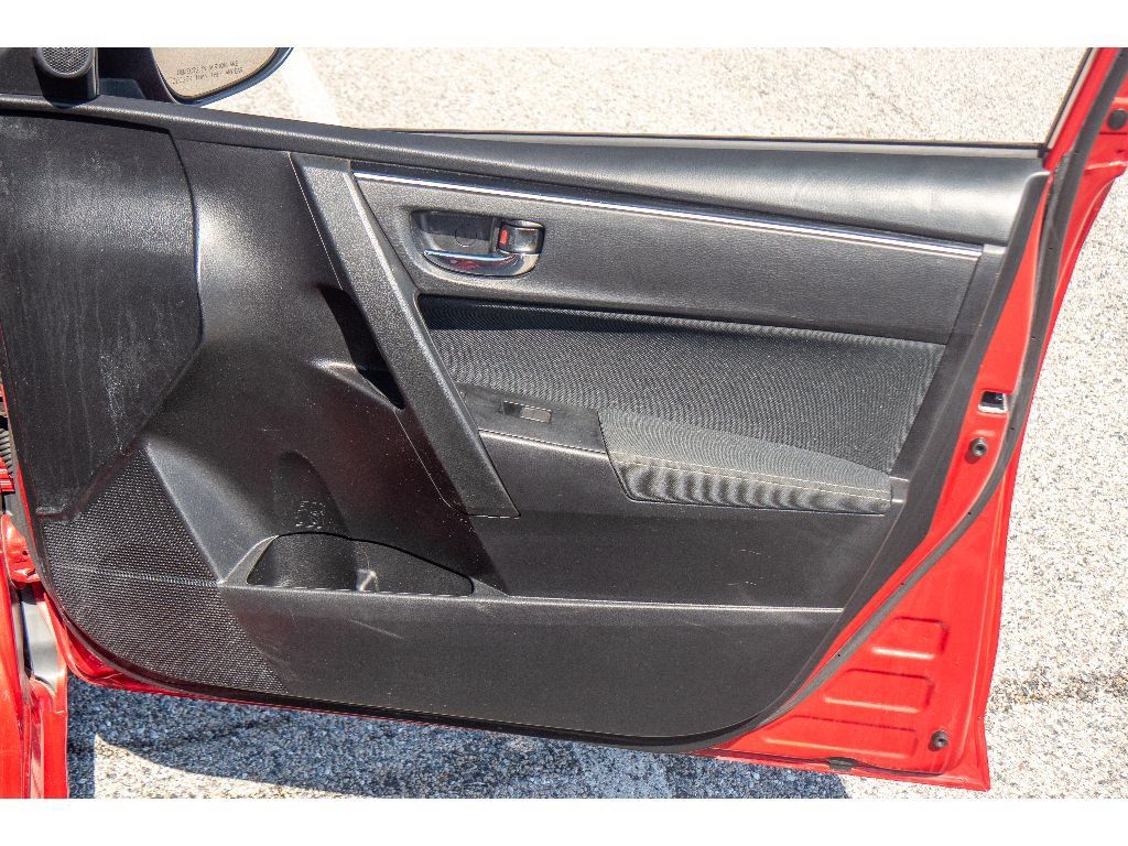 Used 2018 Toyota Corolla LE FWD image 16