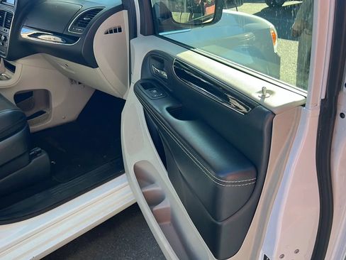 Used 2019 Dodge Grand Caravan SXT image 25