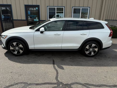 Used 2022 Volvo V60 T5 Cross Country AWD/4WD image 3