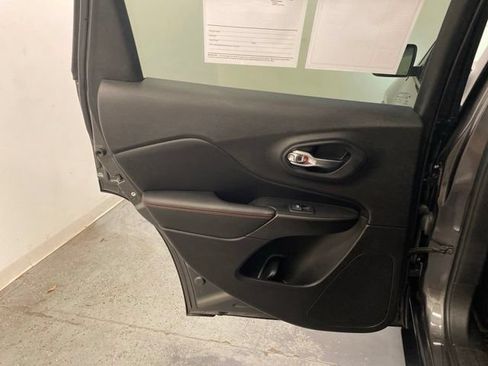 Used 2019 Jeep Cherokee Trailhawk AWD/4WD image 22