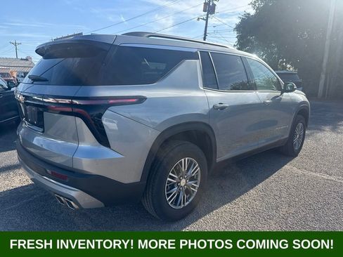 Used 2025 Chevrolet Traverse LT FWD image 2