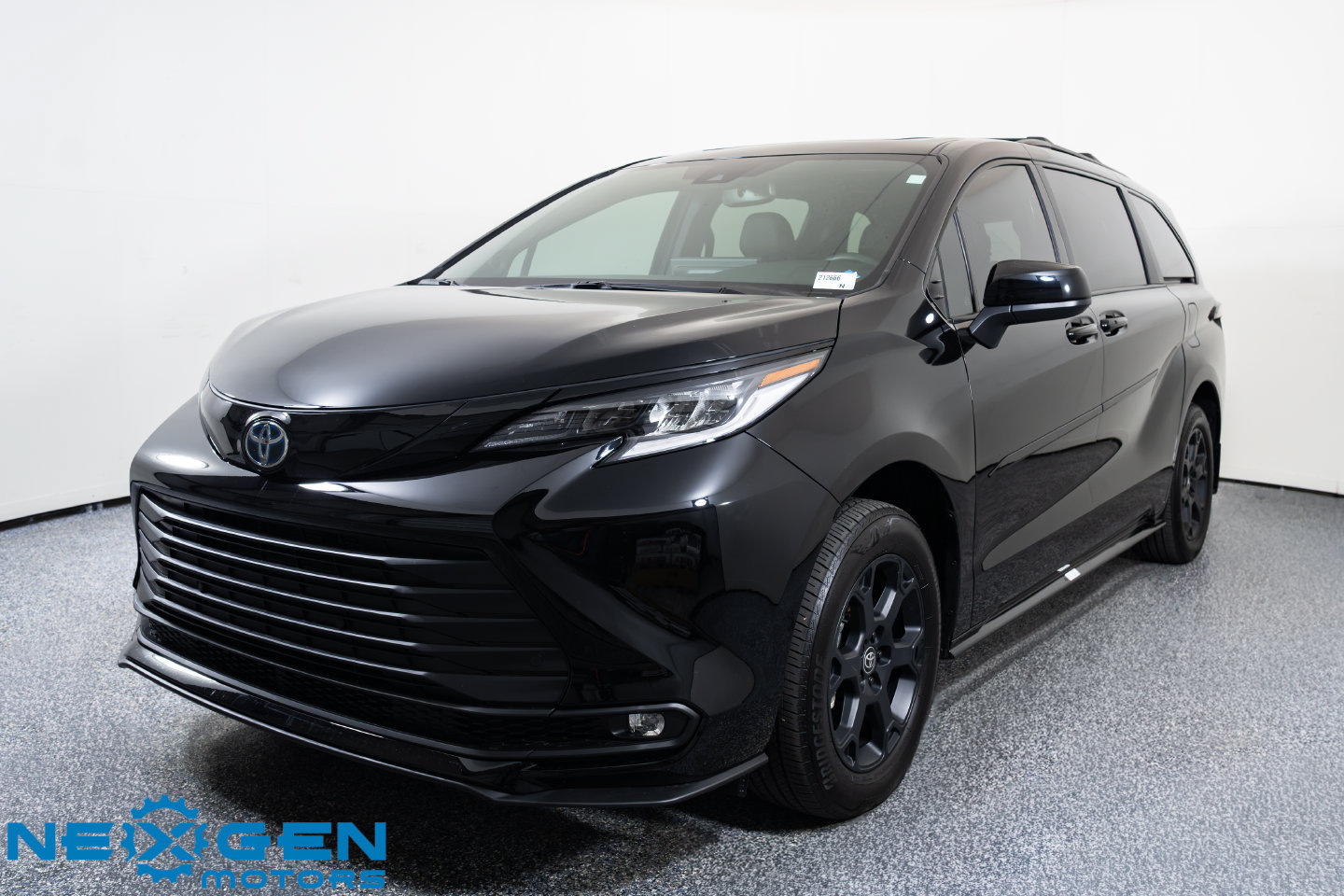 Used 2025 Toyota Sienna XLE Woodland Edition AWD/4WD image 19