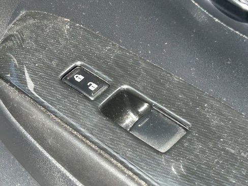 Used 2015 Nissan Versa SV FWD image 31