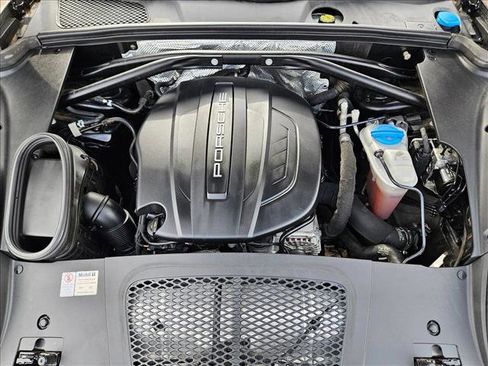 Used 2017 Porsche Macan image 22