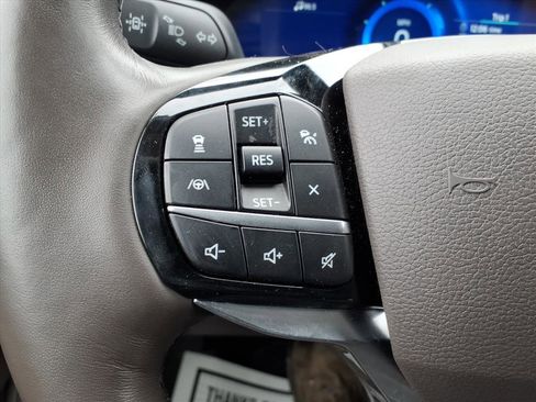 Used 2022 Ford Explorer Platinum w/ Premium Technology Package image 16