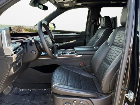 Used 2025 Cadillac Escalade Sport Platinum AWD/4WD image 10