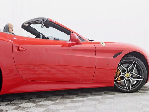 Used 2016 Ferrari California T RWD image 11