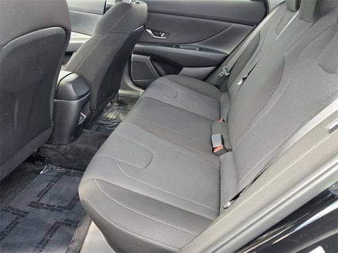 Certified 2025 Hyundai Elantra SE image 11