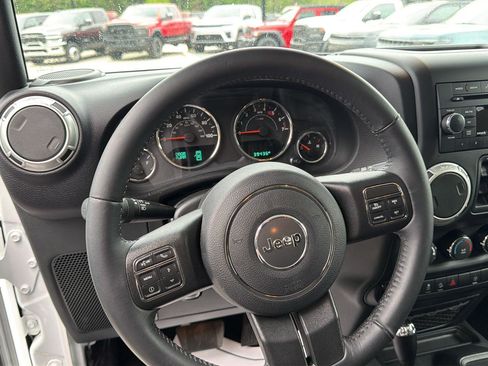 Used 2017 Jeep Wrangler Unlimited Sahara w/ Connectivity Group AWD/4WD image 12