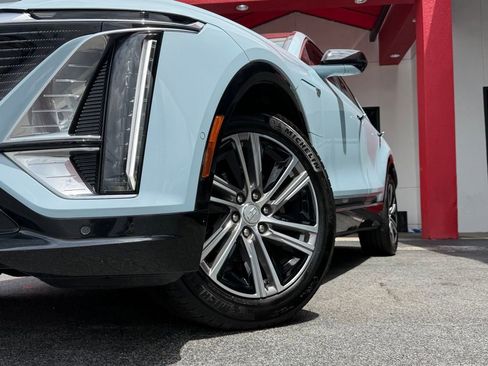 Used 2024 Cadillac Lyriq Luxury AWD/4WD image 2