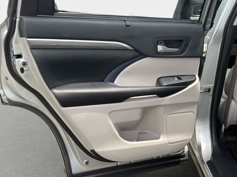 Used 2019 Toyota Highlander Limited Platinum AWD/4WD image 13