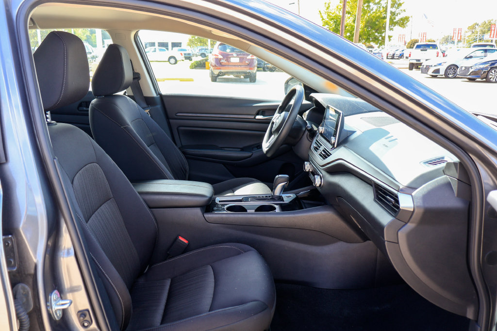 Used 2024 Nissan Altima 2.5 SV FWD image 8