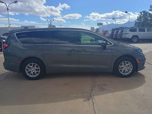 New 2025 Chrysler Pacifica Select image 4