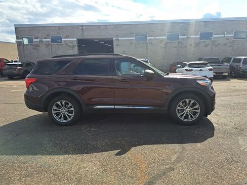 Used 2022 Ford Explorer XLT w/ Equipment Group 202A AWD/4WD image 4