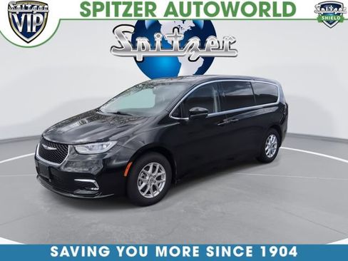 Used 2023 Chrysler Pacifica Touring-L FWD image 4