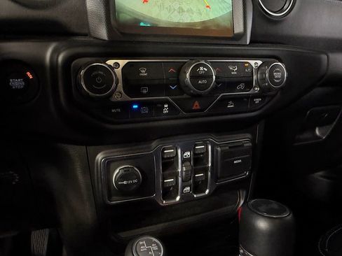Used 2023 Jeep Wrangler Unlimited Sahara AWD/4WD image 15