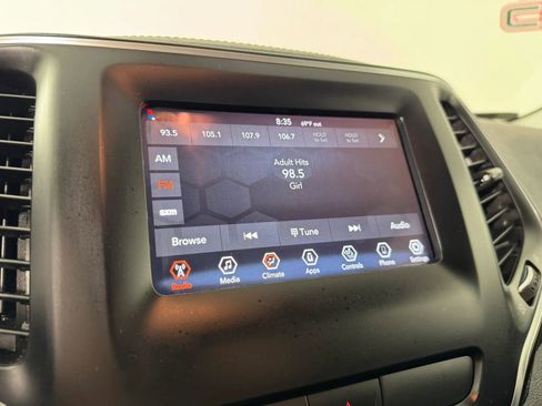 Used 2019 Jeep Cherokee Latitude w/ Cold Weather Group AWD/4WD image 18