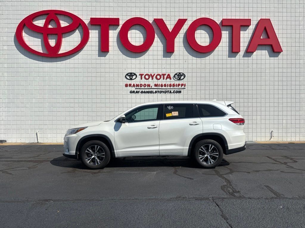 Used 2017 Toyota Highlander Plus FWD image 4