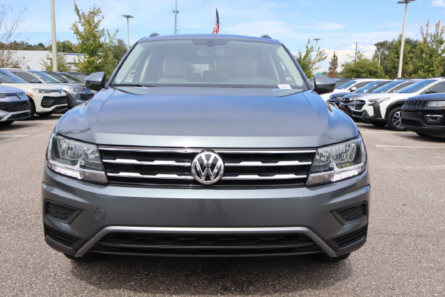 Certified 2020 Volkswagen Tiguan SE w/ Panoramic Sunroof Package AWD/4WD image 3