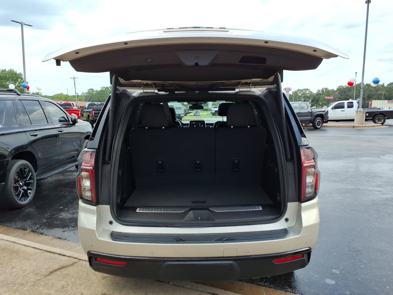 Used 2024 Chevrolet Tahoe Z71 w/ Luxury Package AWD/4WD image 5
