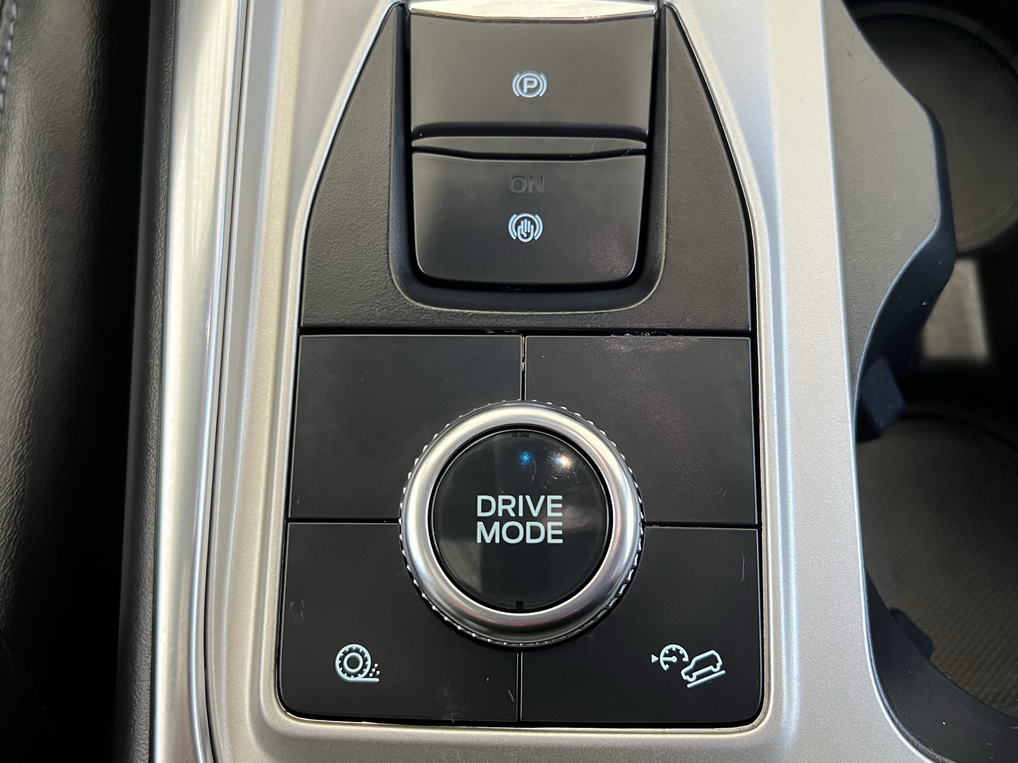 Used 2023 Ford Explorer XLT w/ Equipment Group 202A AWD/4WD image 30
