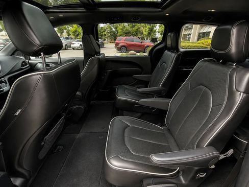 Used 2026 Chrysler Pacifica Limited FWD image 19
