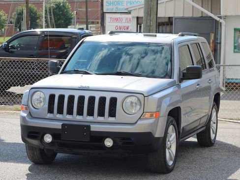 Used 2014 Jeep Patriot Latitude w/ Sun/Sound Group FWD image 3