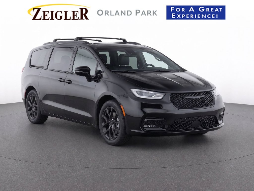 Used 2025 Chrysler Pacifica Limited FWD image 1