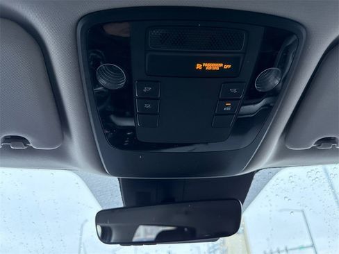 Used 2022 Kia Carnival LX image 31