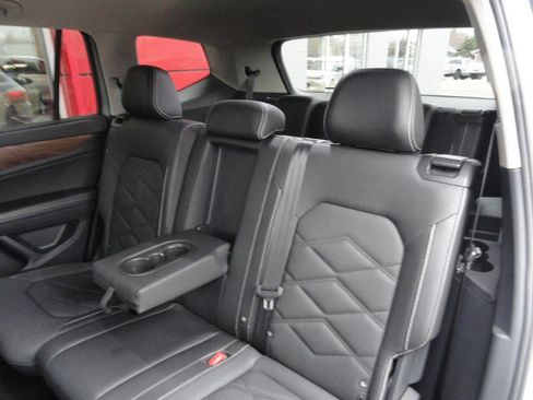 Used 2025 Volkswagen Atlas SE image 14