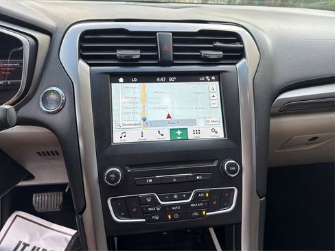 Used 2017 Ford Fusion SE w/ Fusion SE Technology Package image 24