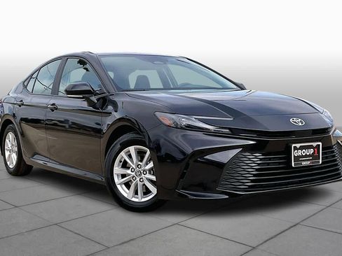 Used 2025 Toyota Camry SE image 2