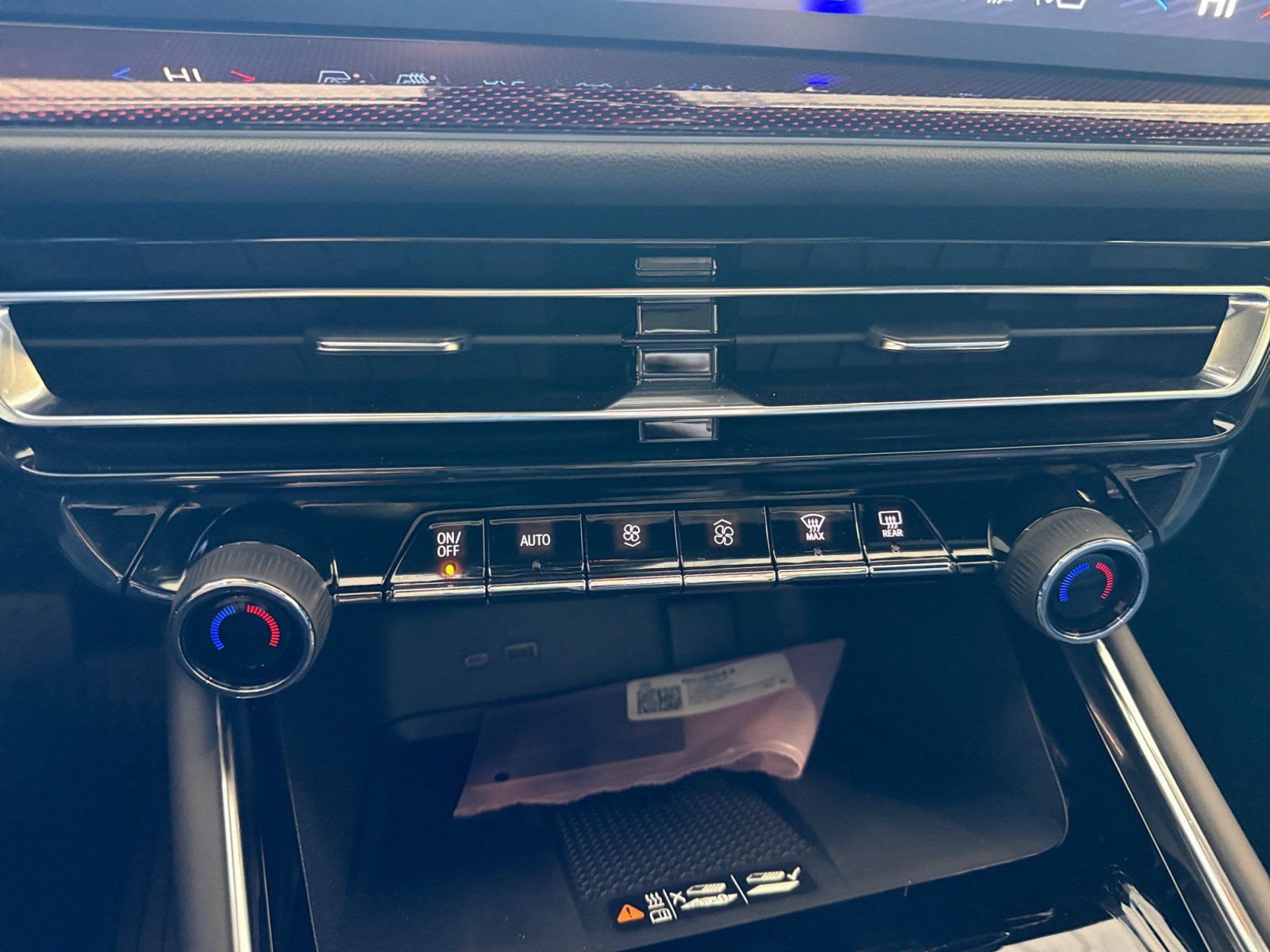 New 2027 Chevrolet Traverse RS w/ LPO, Floor Liner Package FWD image 28