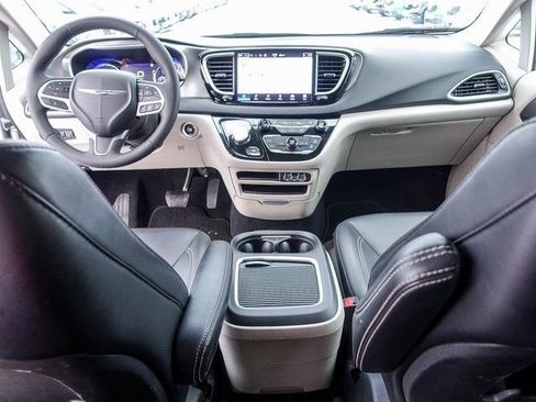 Used 2023 Chrysler Pacifica Touring-L image 2