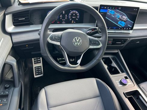 Certified 2025 Volkswagen Tiguan SE R-Line FWD image 37