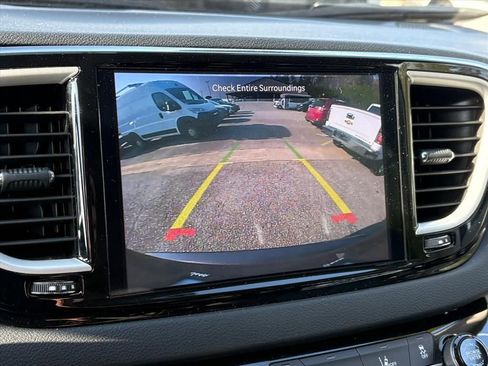 Used 2023 Chrysler Pacifica Touring-L FWD image 8