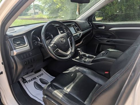 Used 2016 Toyota Highlander XLE FWD image 3
