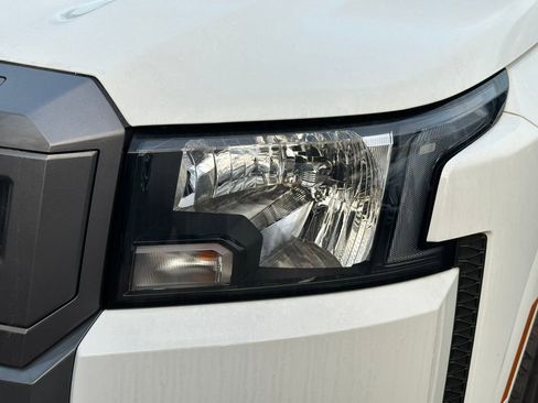 Used 2025 Nissan Frontier SV AWD/4WD image 12