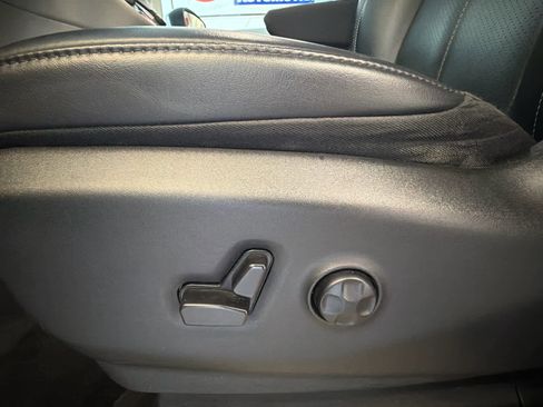 Used 2023 Chrysler Pacifica Touring-L image 16