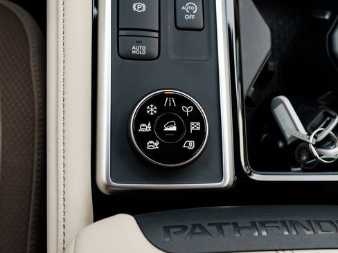 New 2025 Nissan Pathfinder SL image 16