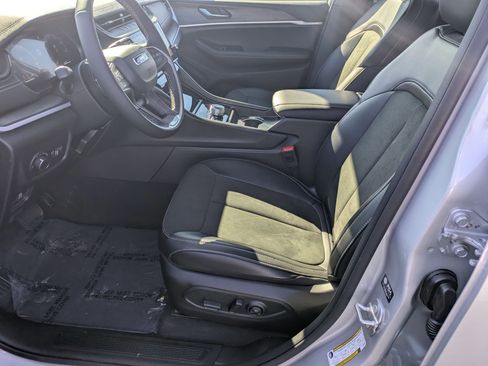 New 2026 Jeep Grand Cherokee Altitude image 12