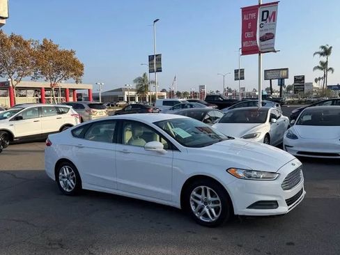 Used 2013 Ford Fusion SE FWD image 2