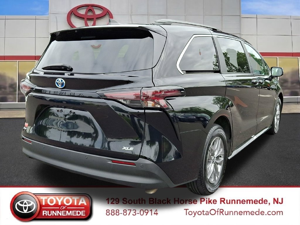 Certified 2025 Toyota Sienna XLE FWD image 6
